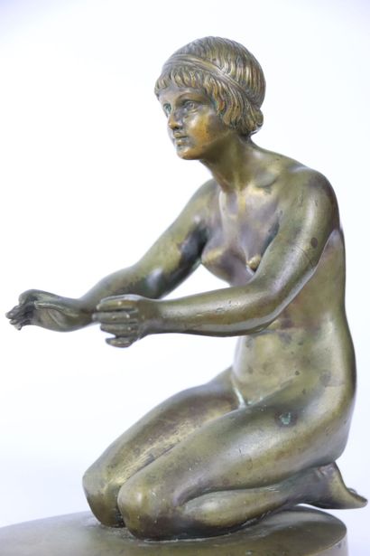 null Bronze doré et ciselé représentant une femme nue à genoux. Travail du XXe. Hauteur:...