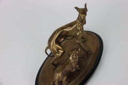 null Sculpture animalière en bronze représentant deux chiens dont un lévrier, signée...