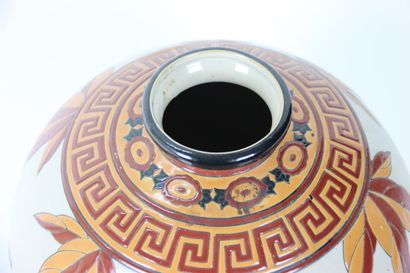 null Grand et gros vase boule de style Art Déco en céramique à décor de gazelles,...
