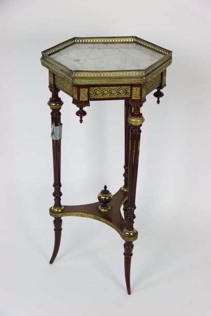 Guéridon Mahogany and mahogany veneer tripod pedestal table. Hexagonal white marble...