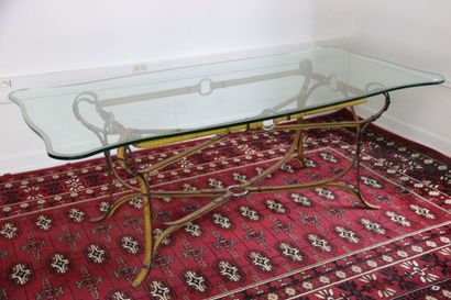 null Wrought iron table decorated with yellow industrial straps. Plateau in curved...