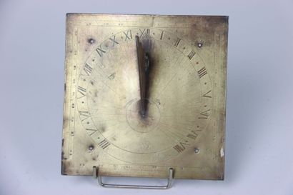 null Travail du XVIIe siècle. Cadran solaire de table carré en bronze gravé de chiffres...