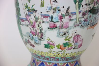 null CHINE. Grand vase balustre en porcelaine émaillé à décor de scènes de cour....