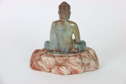 null ASIE. BOUDDHA en méditation sur un amas de roches, sujet en pierre dure bleutée,...