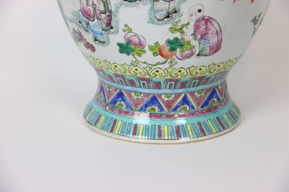 null CHINE. Grand vase balustre en porcelaine émaillé à décor de scènes de cour....