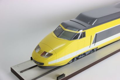 null Maquette statique de la rame TGV "La poste" fabriqué par les ateliers ARMA à...