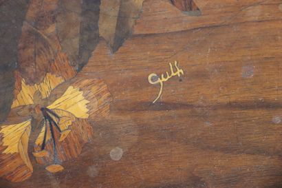 null Joseph GUTH (1878-1918). Table basse de forme ovale marquetés de fleurs et de...