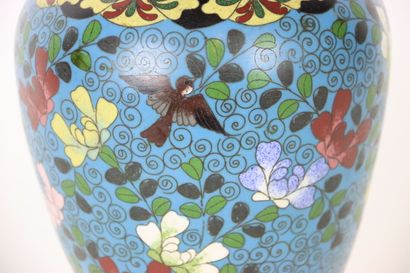 null CHINE. Vase balustre en bronze cloisonné à fond bleu et à décor polychrome de...