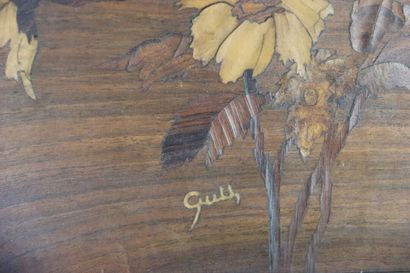null Joseph GUTH (1878-1918). Plateau à décor marqueté de fleurs. Signé en bas à...