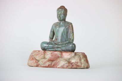 null ASIE. BOUDDHA en méditation sur un amas de roches, sujet en pierre dure bleutée,...