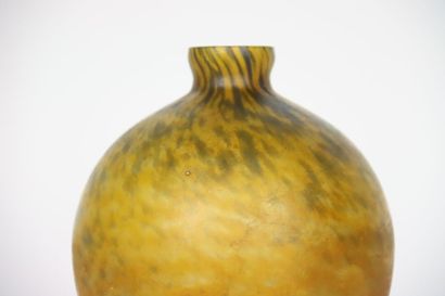 null André DELATTE (1887/1953). Vase en verre nuagé bleu-jaune, signé sur la panse....