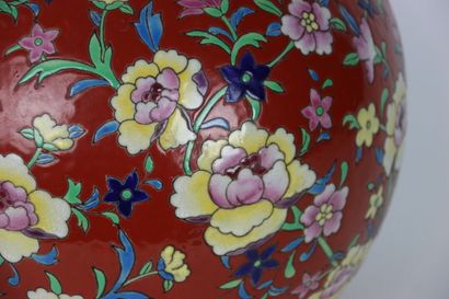 null Grand vase colonial en émaux rouges à décor floral, estampillé sous la base....
