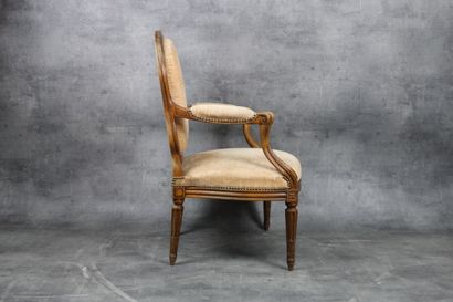 Paire de larges fauteuils Paire de larges fauteuils en bois naturel mouluré et sculpté...