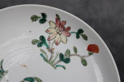 Chine XIXe siècle CHINE XIXe siècle, Deux assiettes en porcelaine, à décor fleuri,...