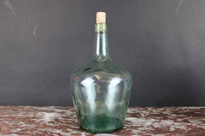 Deux bouteilles en verre Deux bouteilles en verre, XXe siècle; H. 25 cm, l'une avec...