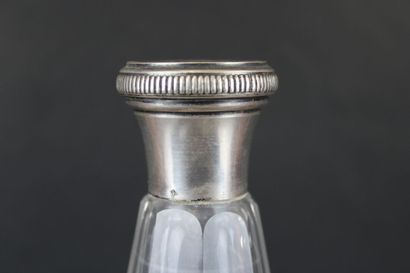 Flacon en verre Flacon en verre, col en argent, poinçon Minerve. H. 21 cm
