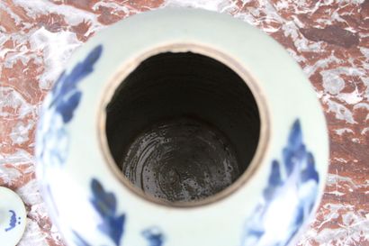 Chine XIXe siècle CHINE, XIXe siècle. Pot à gingembre en porcelaine antique claire-de-lune,...