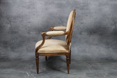Paire de larges fauteuils Paire de larges fauteuils en bois naturel mouluré et sculpté...