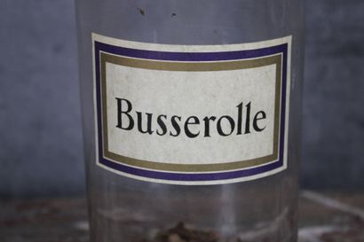 Pot à pharmacie Pot à pharmacie en verre, inscrit 'Bousserolle' sur une étiquette...