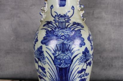 CHINE, XIXe siècle CHINE XIXe siècle, Vase potiche en porcelaine à fond céladon et...
