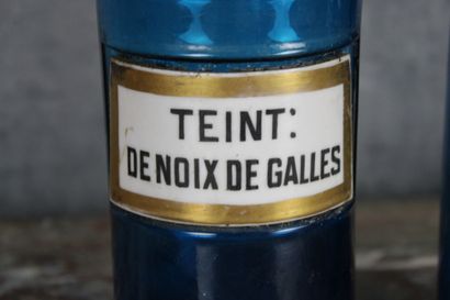 Deux pots à pharmacie Deux pots à pharmacie en verre teinté bleu, bouchon en tôle,...