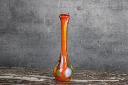 VASE SOLIFLORE Vase soliflore en pâte de verre, XXe siècle, à fond orangé. H. 28...