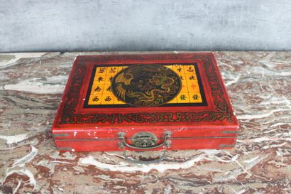 Jeu de Go chinois Jeu de Go chinois, XXe siècle, en bois laqué rouge, H. 7 L. 38...