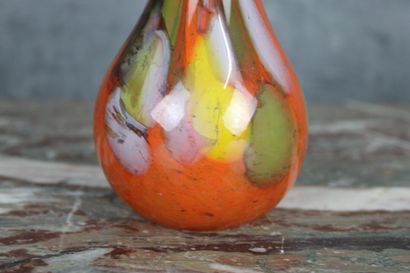 VASE SOLIFLORE Vase soliflore en pâte de verre, XXe siècle, à fond orangé. H. 28...