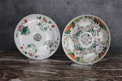 Chine XIXe siècle CHINE XIXe siècle, Deux assiettes en porcelaine, à décor fleuri,...