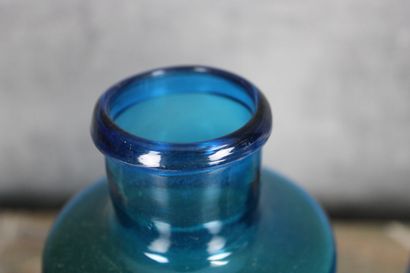 Paire de pots à pharmacie Paire de pots à pharmacie en verre teinté bleu, bouchon...