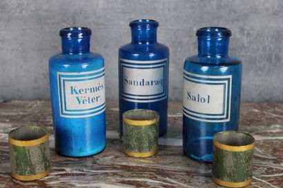 Trois pots à pharmacie Suite de trois petits pots à pharmacie en verre teinté bleu,...