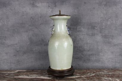 CHINE, XIXe siècle CHINE XIXe siècle, Vase potiche en porcelaine à fond céladon et...