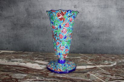 LONGWY LONGWY XXe siècle, vase cornet en faïence émaillée polychrome, reposant sur...