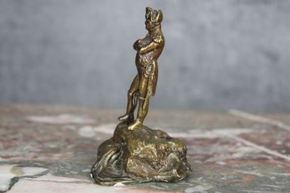 NAPOLEON Napoléon sur un rocher, bronze ciselé et doré, H. 9 cm