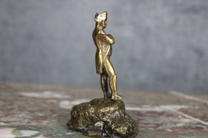 NAPOLEON Napoléon sur un rocher, bronze ciselé et doré, H. 9 cm