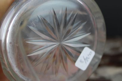 Flacon en verre Flacon en verre, col en argent, poinçon Minerve. H. 21 cm