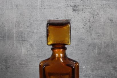Flacon Flacon en verre teinté ocre, XXe siècle. Hauteur 31 cm