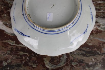 Chine XIXe siècle CHINE XIXe siècle, assiette en porcelaine polychrome à décor fleuri...