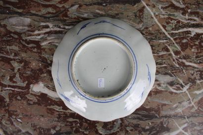 Chine XIXe siècle CHINE XIXe siècle, assiette en porcelaine polychrome à décor fleuri...