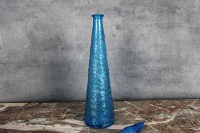 BOUTEILLE Bouteille pouvant former un vase soliflore en verre teinté bleu, Italie...