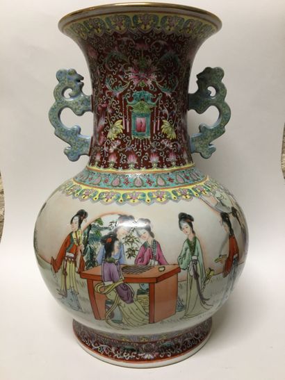null CHINE. Vase en porcelaine à décor de scène de personnages et de frises fleuries,...
