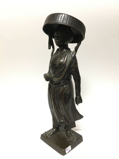 null VIETNAM. Statuette de femme en bronze.

Représentée debout sur une base rectangulaire,...