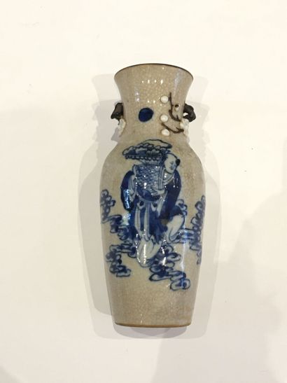 null CHINE. XXe. Vase en céramique craquelée émaillé polychrome sur fond beige à...