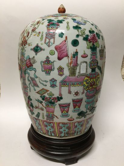 null CHINE. Pot à gingembre en porcelaine émaillé polychrome à décor de vases fleuries,...