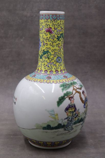 null CHINE- Canton. Vase bouteille en porcelaine à décor de courtisanes. Col cylindrique...