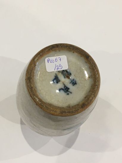 null CHINE. XXe. Vase en céramique craquelée émaillé polychrome sur fond beige à...
