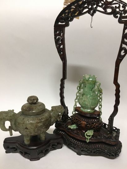 null CHINE. Petit brûle-parfum tripode couvert en jade et petit vase en jadéite

Chine,...