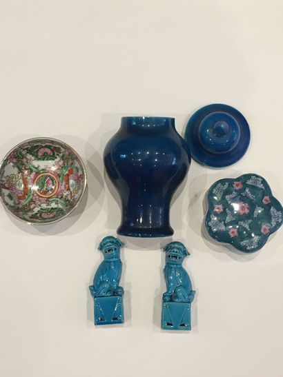 null CHINE. XXe. Ensemble comprenant: 

un vase en céramique émaillée bleu

un pot...