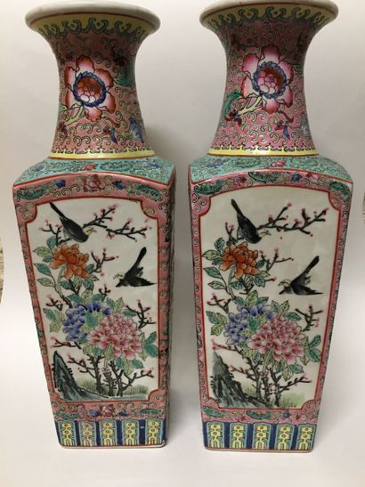 null CHINE. Paire de vases quadrangulaires en porcelaine à décor de fleurs et volatiles...