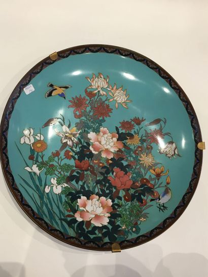 null JAPON. XXe. Plat en cuivre et émaux cloisonnés polychrome à décor de fleurs...